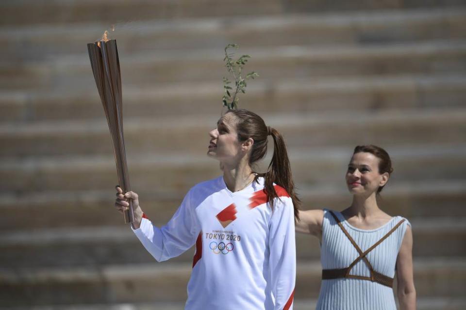 希臘女選手Katerina Stefanidi手持奧運聖火火炬。（美聯社資料照/pool via ap）