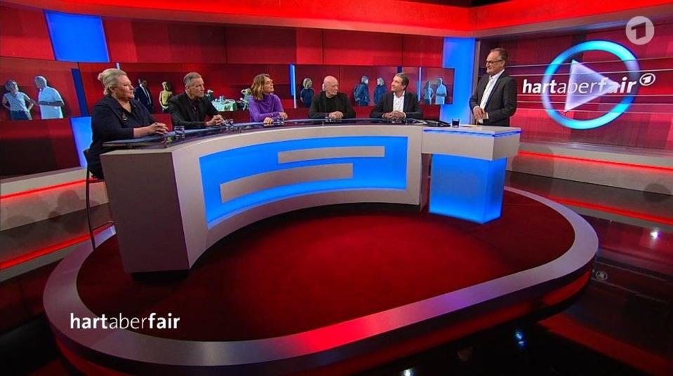 "Haben wir was falsch gemacht?" - Gastgeber Frank Plasberg (rechts) und seine "Hart aber fair"-Runde debattierten am Montagabend über die grundsätzliche Frage: "Warum sehen Ost- und Westdeutsche  Russlands Krieg so anders?" (Bild: WDR / Screenshot)