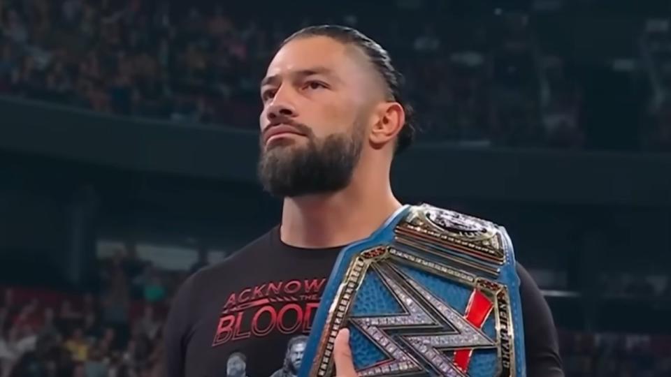  Roman Reigns holding the Universal Title on SmackDown 