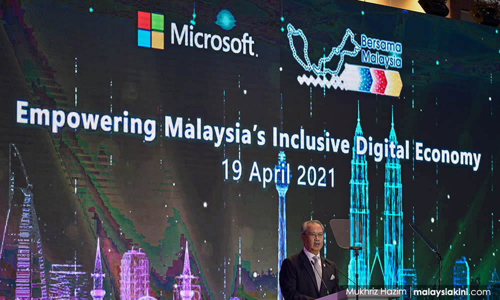 Microsoft to set up first datacentre region in M'sia, train 1m people