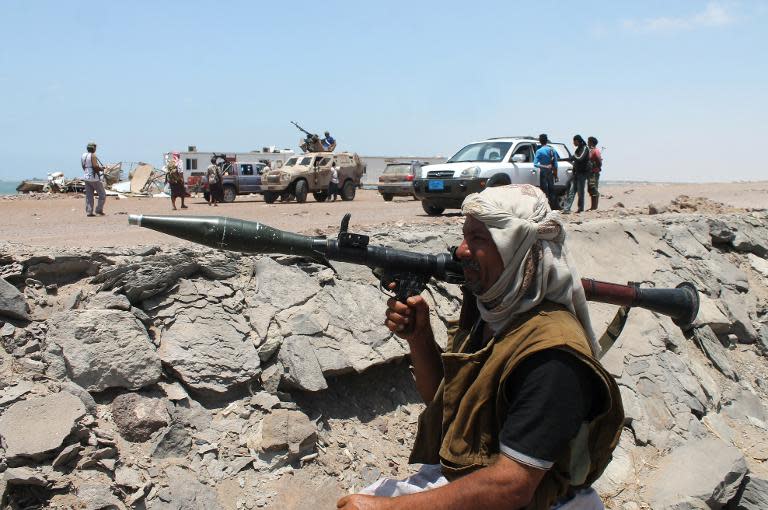 Armed militiamen loyal to Yemen's fugitive President Abderabbo Mansour Hadi prepare to launch attacks towards Shiite Huthi rebels in the area of Khor Maskar near the airport in the southern Yemeni city of Aden on April 20, 2014