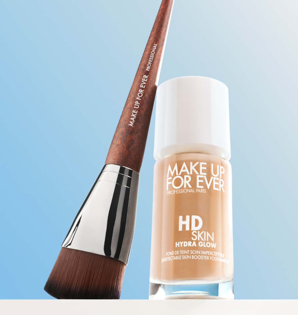 MAKE UP FOR EVER HD SKIN粉無痕活潤精華粉底液#能量粉底 NT$1,850、粉無痕拋光刷#118 NT$1,600圖片來源：MAKE UP FOR EVER