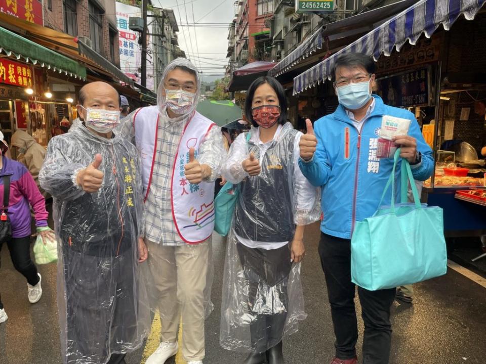 親民黨基隆服務處處長游正成、市議員楊秀玉陪同謝國樑掃街拜票，破除外界「切割」、「不合」傳言。（謝國樑辦公室提供）