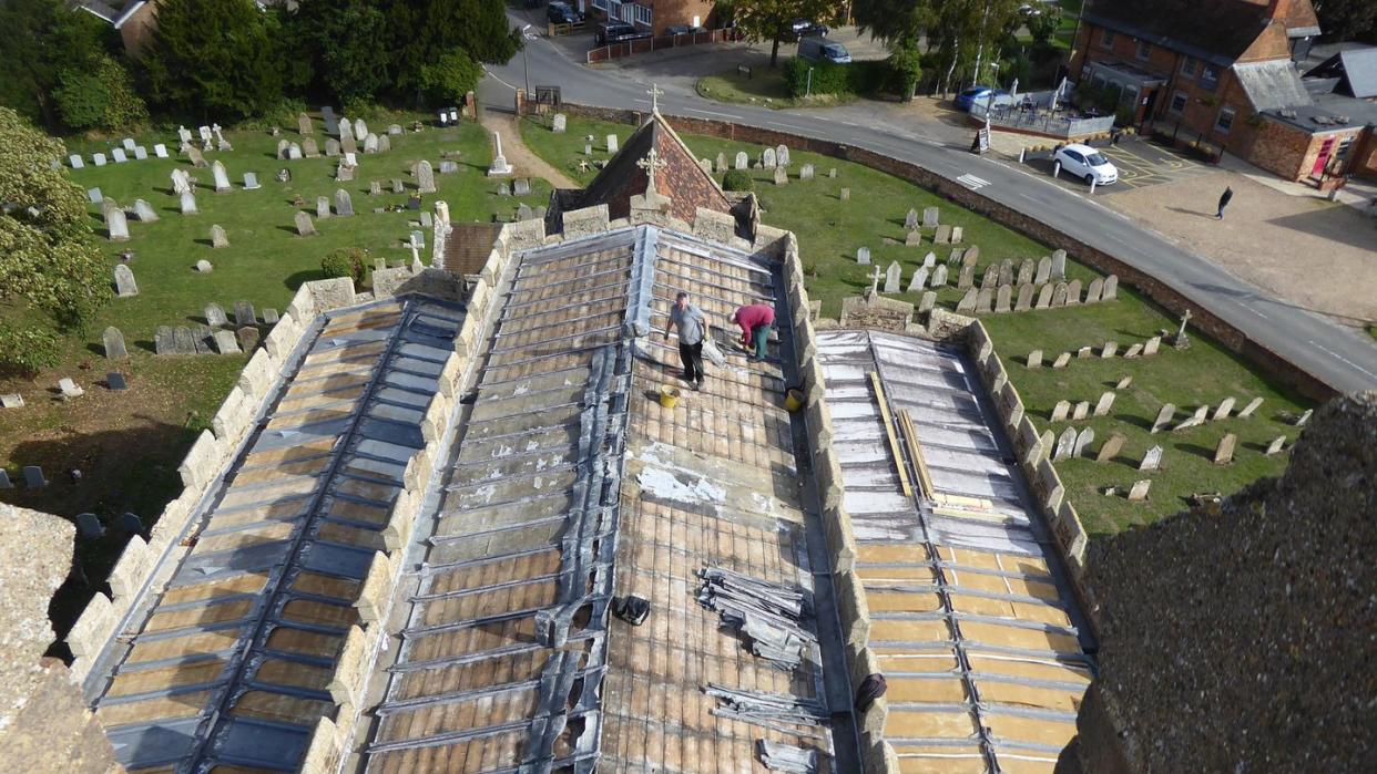 Blick auf die Reste des Kirchendachs der Kirche «Church of All Saints». Diebe haben das komplette Bleidach der historischen Kirche in England abgeräumt. Foto: Gary Mudd/Press Association