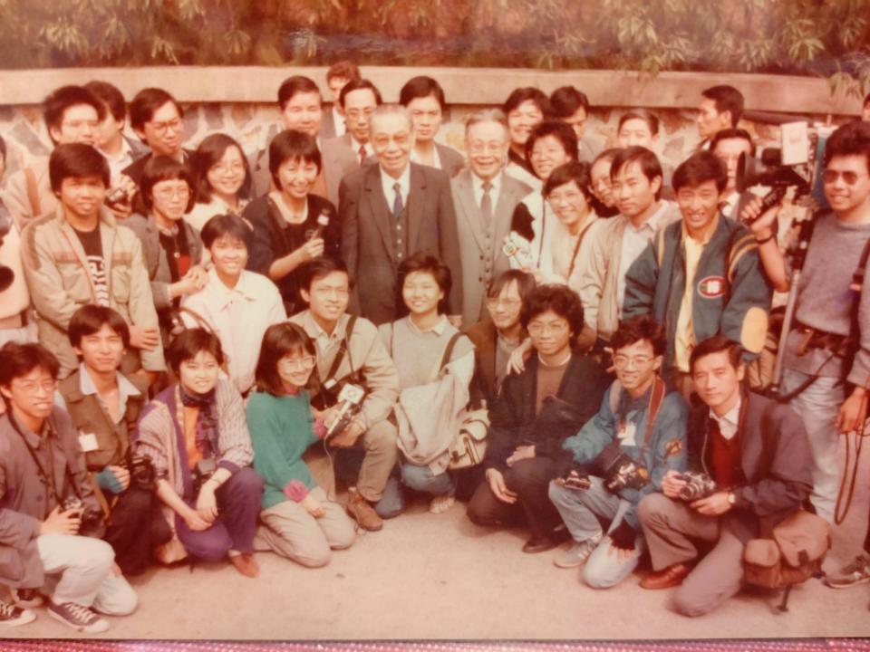 In 1985, when Ji Pengfei, then director of the Hong Kong and Macau Affairs Office, visited Hong Kong, he took a group photo with a group of reporters. The third from the right in the front row was Yang Jianxing.