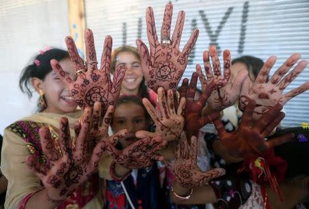 Displaced Iraqi girls who fled their homes pose as they celebrate Eid al-Fitr, in Mosul, Iraq June 25, 2017. REUTERS/Alaa Al-Marjani