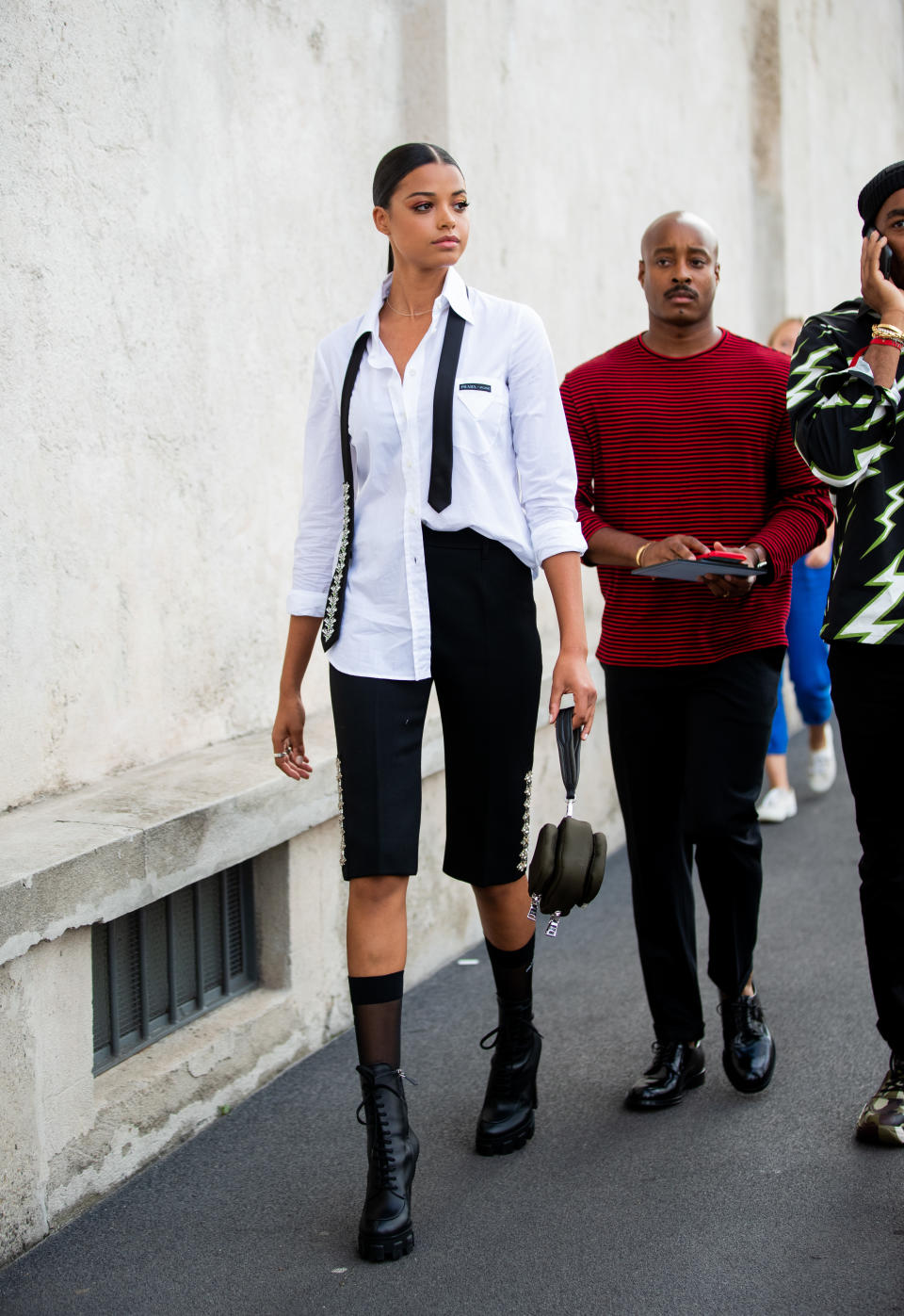<p>Si no te decides entre los shorts o los pantalones largos, nada mejor que escoger un diseño <em>midi</em>. Ella combinó esta prenda con una camisa y unos botines en la Milan Fashion Week. (Foto: Christian Vierig / Getty Images)</p> 