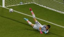 Japan's Eiji Kawashima makes a save during their 2014 World Cup Group C soccer match against Ivory Coast at the Pernambuco arena in Recife June 14, 2014. REUTERS/Ruben Sprich