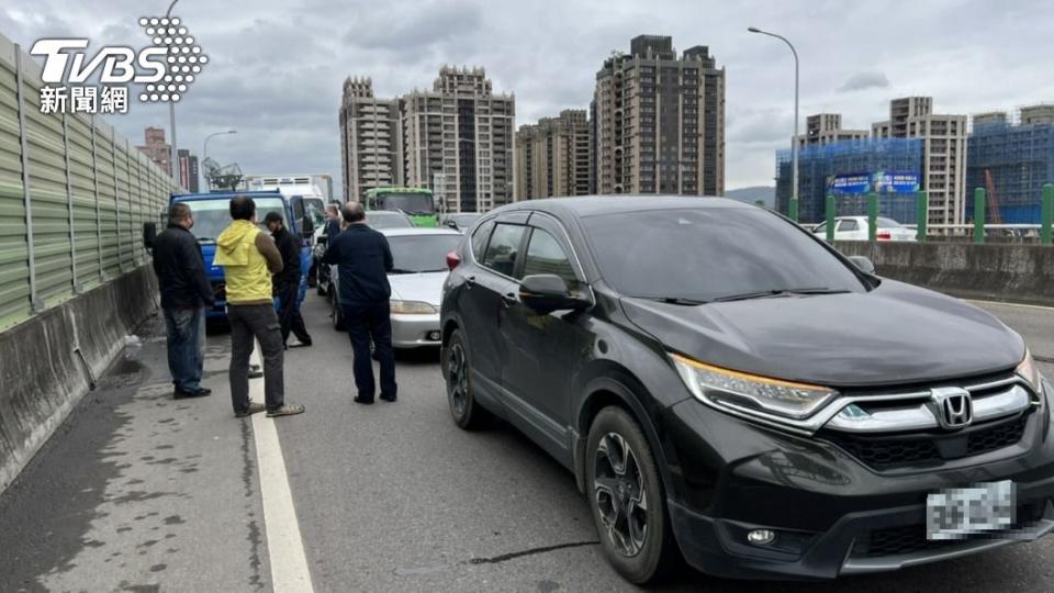 發生追撞車禍駕駛人趕緊下車。（圖／TVBS）