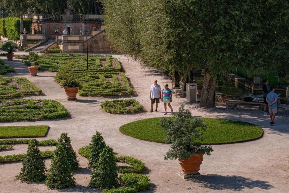 Los jardines de Vizcaya se concibieron siguiendo el estilo de los de Italia y Francia, pero con vegetación de la Florida.