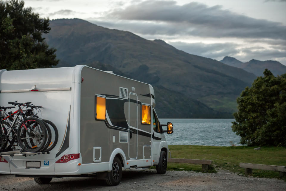 I mesi preferiti dagli italiani per viaggiare in camper sono senza dubbio quelli estivi, con un forte picco di prenotazioni nei mesi di luglio e agosto (60%) per viaggi della durata media di 15 giorni. (Getty)