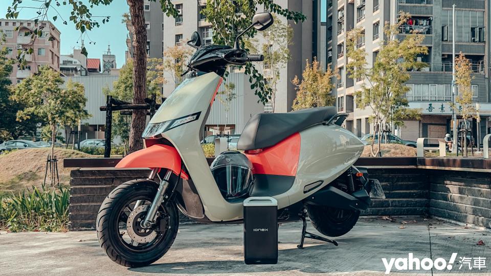 想要能省則省輕量化，KYMCO Ionex i-One Air無疑是電車當中的首選車型，若要長程通勤則可考慮雙電池的Fly版本。