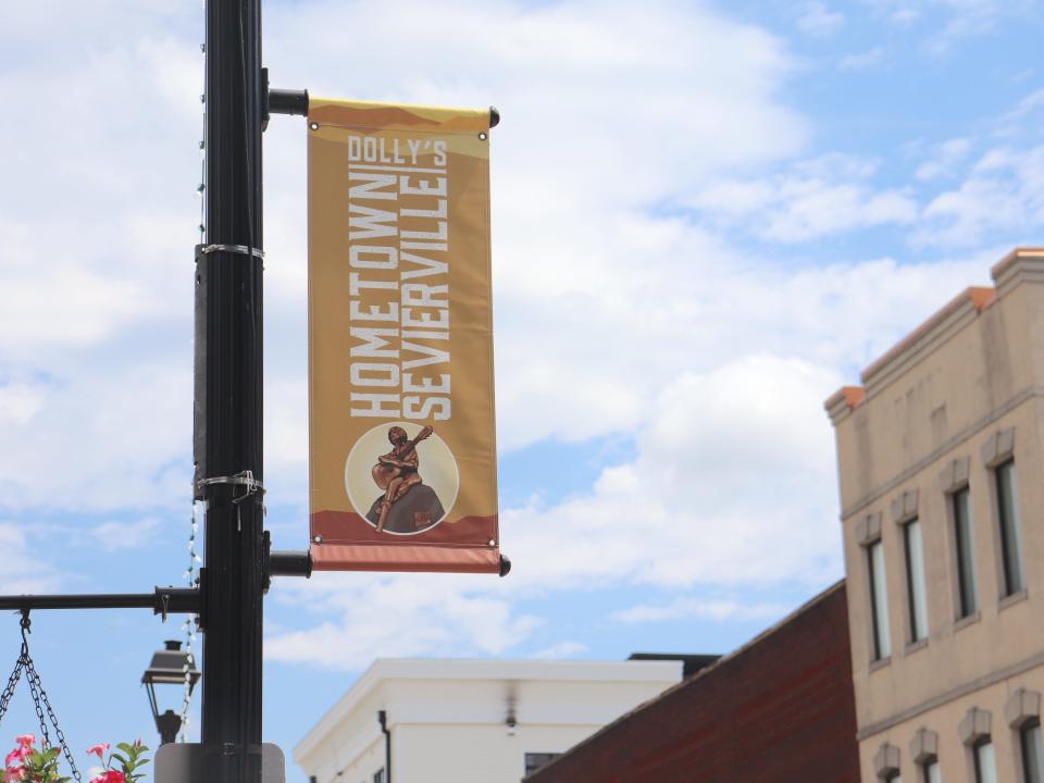 A sign on a street lamp in Sevierville, Tennessee that says "Dolly's hometown."