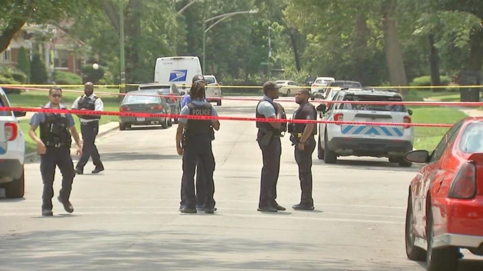 PHOTO: Police respond to the scene where a postal worker was fatally shot in Chicago, July 19, 2024. (WLS)