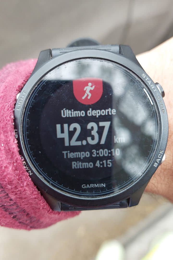 ¡Tiempo! Vivardo cumplió con su promesa para los 42,195km en monopatín
