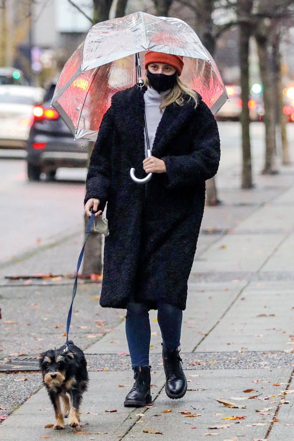 <p><em>Riverdale</em> star Lili Reinhart took her dog for a walk in Vancouver, Canada.</p>