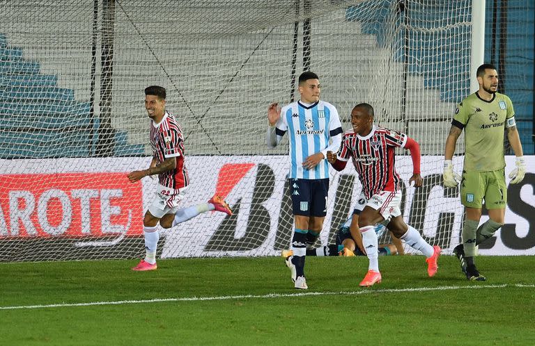 Emiliano Rigoni festeja la apertura del marcador; lo acompaña Marquinhos, la figura en Avellaneda