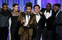 <p>Gleich mit der ersten Staffel wurde "Atlanta" zum Hit. Die Geschichte zweier Cousins, die es als Rapper schaffen wollen, erhielt den Golden Globe als beste TV-Serie in der Sparte "Musical oder Komödie". Schöpfer Donald Glover (M.) wurde auch als bester Hauptdarsteller geehrt. (Bild: Getty Images) </p>