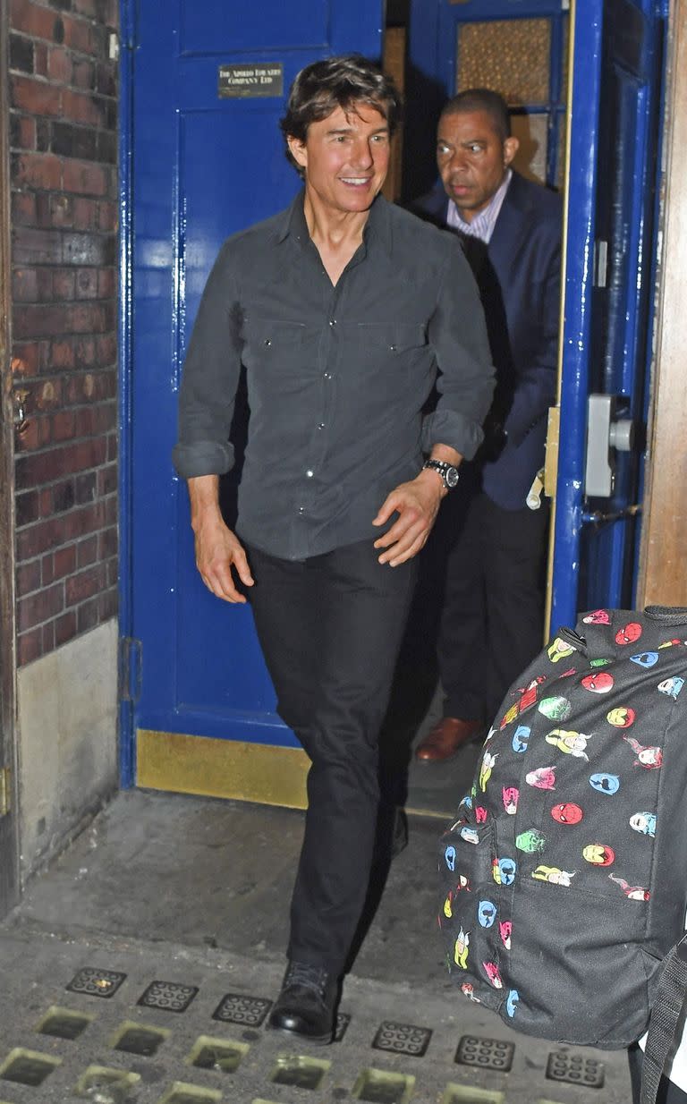 Tom Cruise, el actor mejor pagado de Hollywood, salió del teatro y saludó a un grupo de fans en Londres