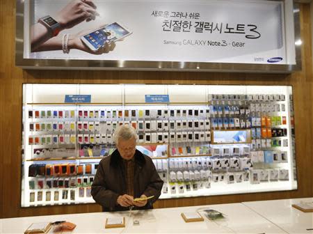 A man tries out a Samsung Electronics' Galaxy S4 at the company's headquarters in Seoul January 6, 2014. REUTERS/Kim Hong-Ji