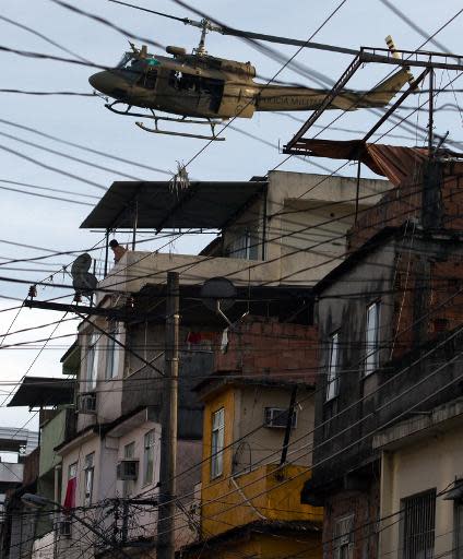 Un helicóptero de la Policía sobrevuela la favela Complexo da Maré en Rio de Janeiro el 30 de marzo de 2014 (AFP | Christophe Simon)