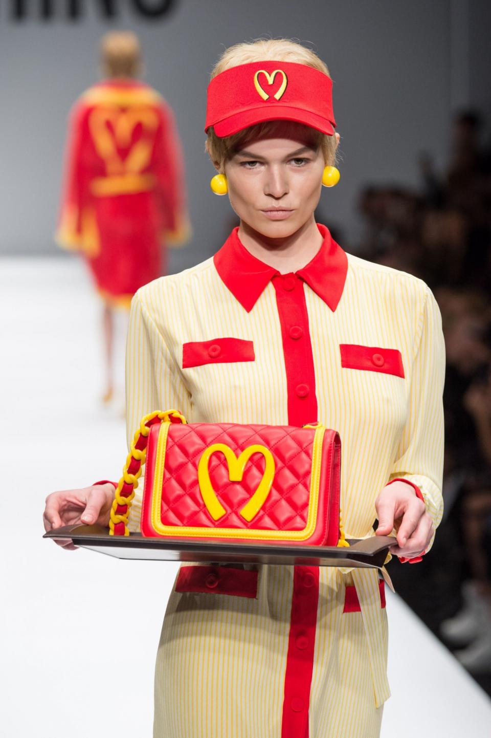 <p>Dass McDonalds die Modewelt inspiriert ist keine Seltenheit. Auch das Modelabel Moschino hatte sich bereits im Jahr 2015 vom Look des Fastfood-Riesen inspirieren lassen und das goldene ‘M‘ für seine Kollektion verwendet. Die Idee kam von Designer und Kreativdirektor Jeremy Scott. (Bild: WENN.com) </p>