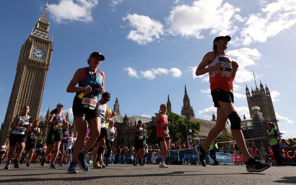 Runners compete in the London Marathon - Male runner dies after collapsing during London Marathon - ACTION IMAGES