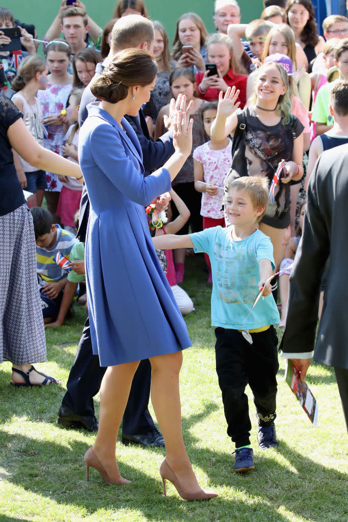 <p>Vor Ihrem Treffen mit dem Bundespräsidenten besuchten William und Kate in Marzahn die wohltätige Organisation “Straßenkinder”, die sich für Berliner Kinder aus schwierigen Verhältnissen einsetzt. Der Termin dürfte dem Paar wohl besonders am Herzen gelegen haben, schließlich … (Bild: Getty Images) </p>