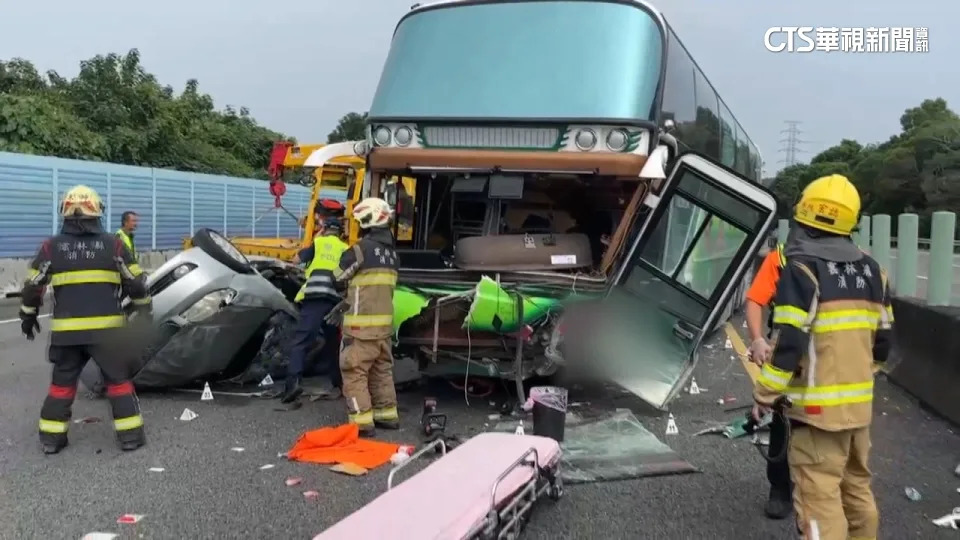 國道3號雲林斗六路段，發生遊覽車和轎車碰撞事故，造成4死22