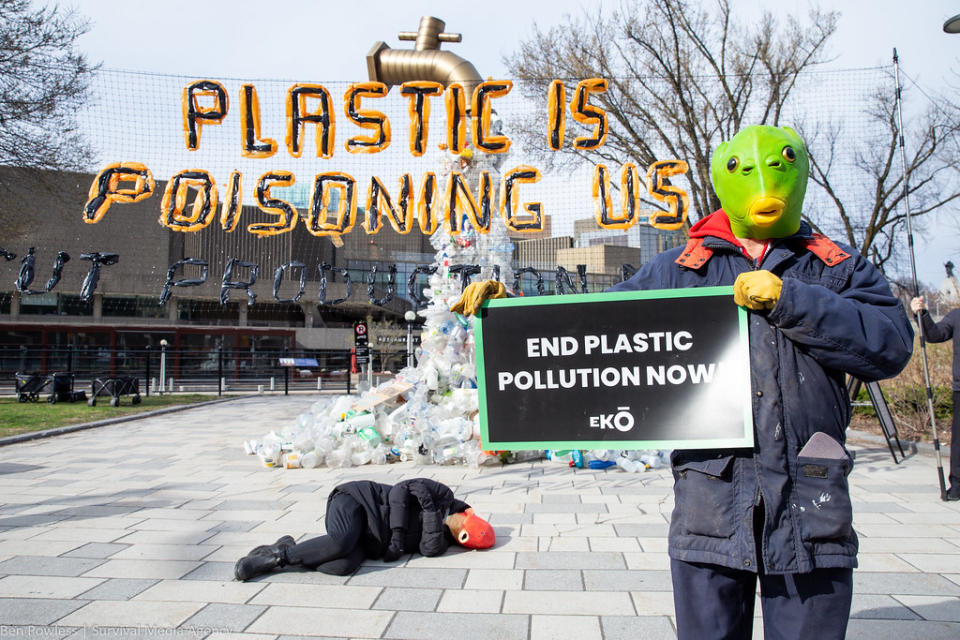 聯合國2024年4月在加拿大渥太華舉行全球塑膠公約第四輪談判，場外公民抗議，標語上寫道「塑膠正在毒害我們」。圖片來源：Ekō（CC BY 2.0）