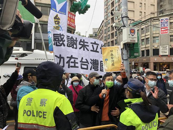 獨派團體台灣國下午也到國民黨中央黨部前抗議。（趙婉淳攝）