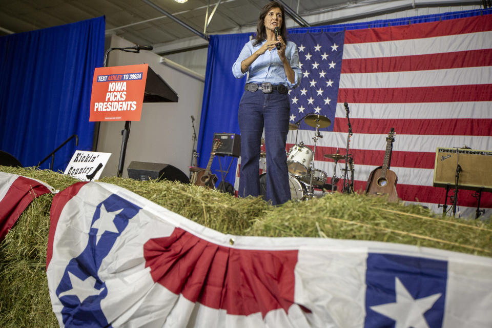 El candidato presidencial republicano Vivek Ramaswamy habla en el BBQ Bash de la representante Ashley Hinson en Cedar Rapids, Iowa, el 6 de agosto de 2023. (Rachel Mummey/The New York Times)