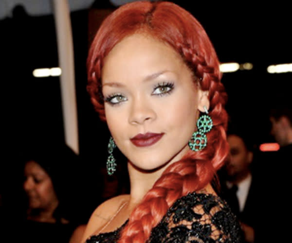 Rihanna avec une longue tresse rouge