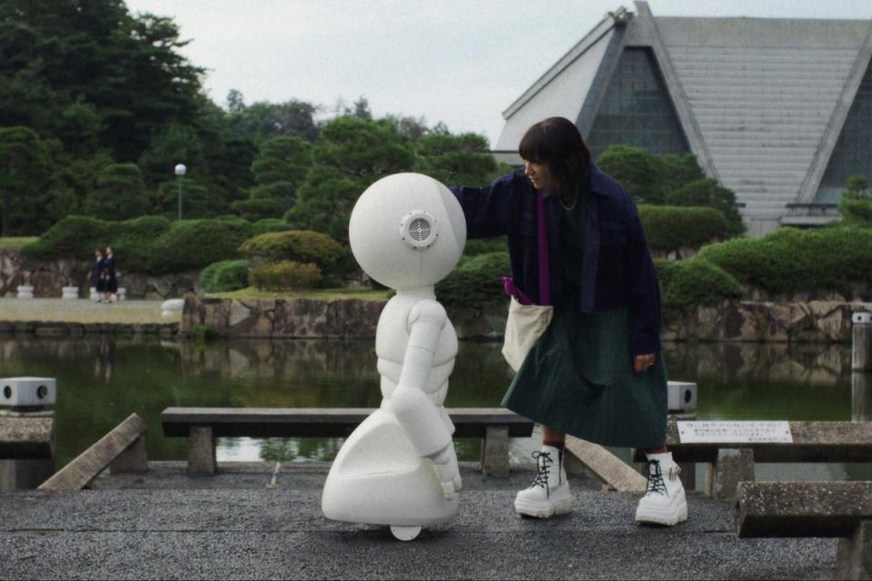 Tech-wary Suzie (Rashida Jones) slowly warms up to her new robot (Apple TV+)