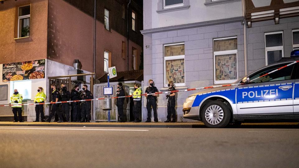 Polizisten sichern den Zugang zu einem Hinterhof eines Hauses im Bereich Harburger Berg in Celle.