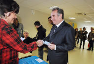 8h05. Dès l'ouverture des bureaux de vote à 8h et comme lors du premier tour, c'est le candidat du MoDem François Bayrou qui est le premier candidat à venir déposer son bulletin dans l'urne. AFP/Pierre Andrieu