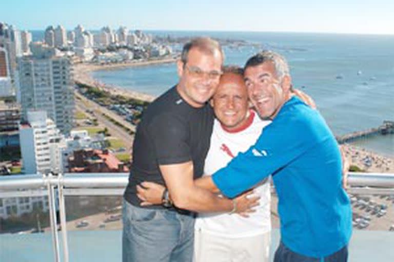 Chino Volpato, Miguel del Sel  y Dady Brieva, con las playas esteñas de fondo