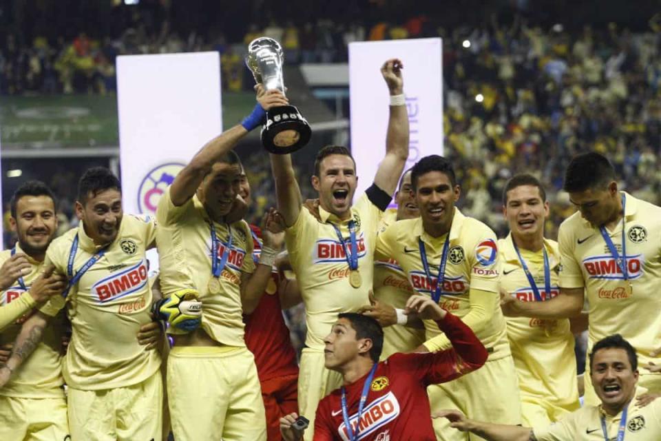 Miguel Layún, capitán del América, levanta la copa de campeones del Apertura 2014