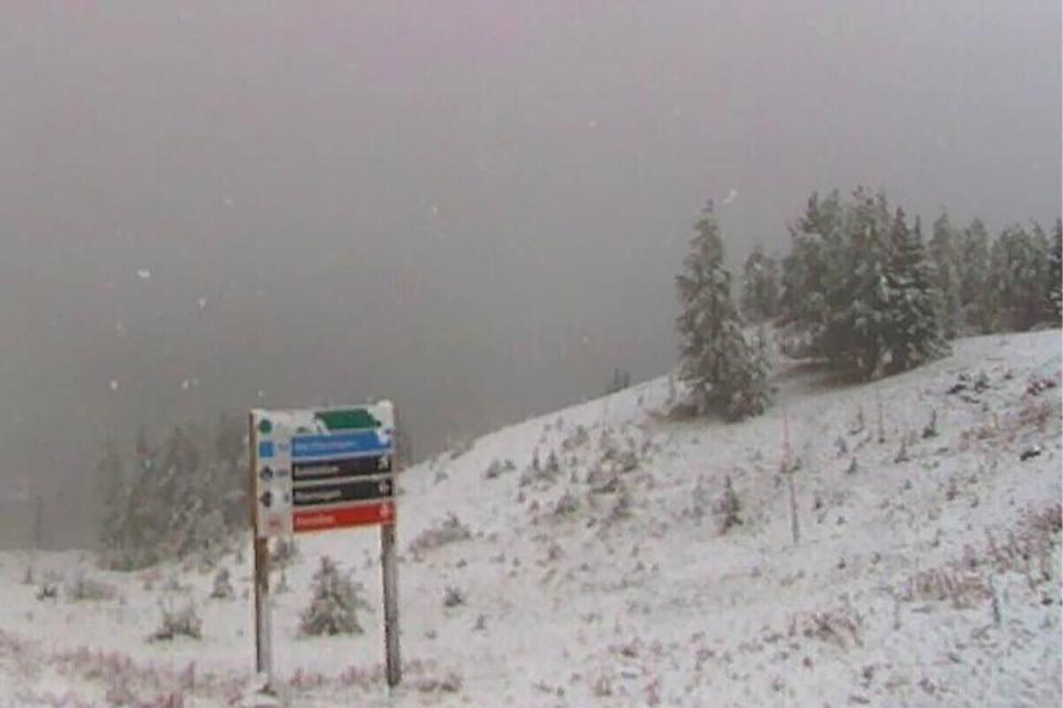 Lake Louise blanketed with snow on September 6th<p><a href="https://www.facebook.com/photo?fbid=685642903595470&set=pcb.685642933595467" rel="nofollow noopener" target="_blank" data-ylk="slk:Facebook/Lake Louise;elm:context_link;itc:0;sec:content-canvas" class="link ">Facebook/Lake Louise</a></p>