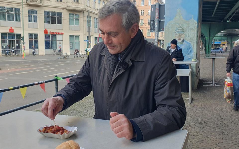 Wladimir Kaminer testet eine Original Berliner Currywurst (Bild: ZDF / Nadja Kölling)