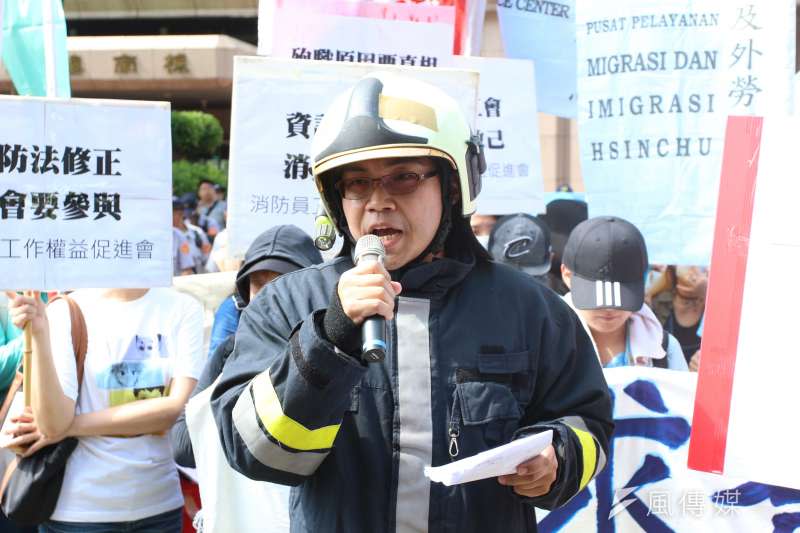 20180603-「只求發展拚經濟，耗損環境賠人命」敬鵬大火聯合遊行，消防員工作權益促進會理事藍毓傑發言。（陳韡誌攝）