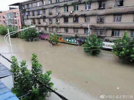 中國網友拍下金堂縣洪水慘況，一樓全遭滅頂。（圖／翻攝自微博）