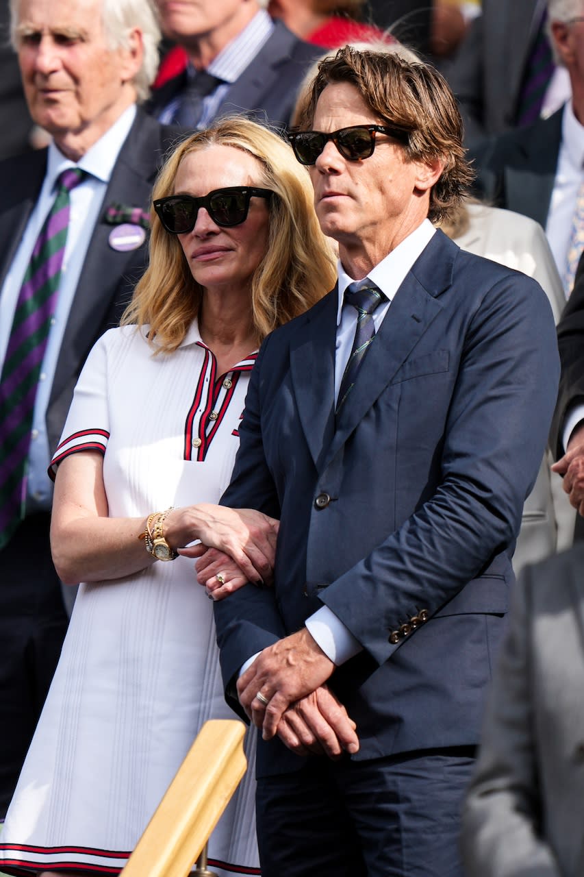 Princess Kate appears at Wimbledon tennis match!She looks good and remains elegant. The purple dress and handbag she wears are also from British brands.