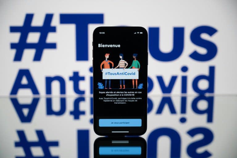 L'application TousAntiCovid sur un téléphone, le 28 octobre 2020 et qui pourrait atteindre 15 millions de téléchargements d'ici un mois - LIONEL BONAVENTURE © 2019 AFP