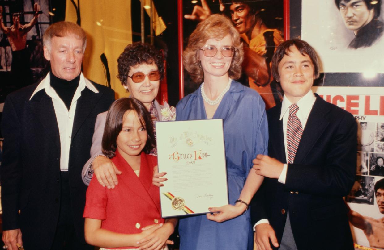 LOS ANGELES - CIRCA 1979:   Bruce Lee's Mother, wife Linda, children Brandon and Shannon celebrate Bruce Lee Day circa 1979 in Los Angeles California. (Photo by Michael Ochs Archive/Getty Images)