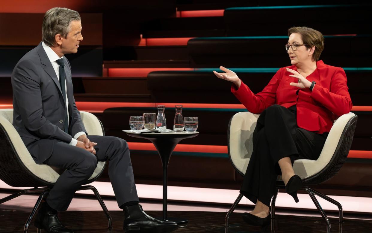 Bauministerin Klara Geywitz müsse "ausbaden, was sozusagen über viele Jahrzehnte sich aufgebaut hat", stellte Markus Lanz fest. (Bild: ZDF / Markus Hertrich)