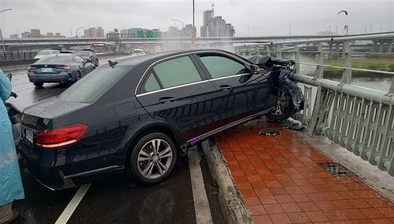 賓士車撞上華江橋護欄險墜落新店溪。（圖／翻攝臉書《我是板橋人》）