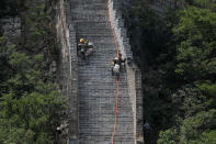 <p>Workers carry their tools and belongings as they climb down the Jiankou section of the Great Wall, located in Huairou District, north of Beijing, China, June 7, 2017. (Photo: Damir Sagolj/Reuters) </p>