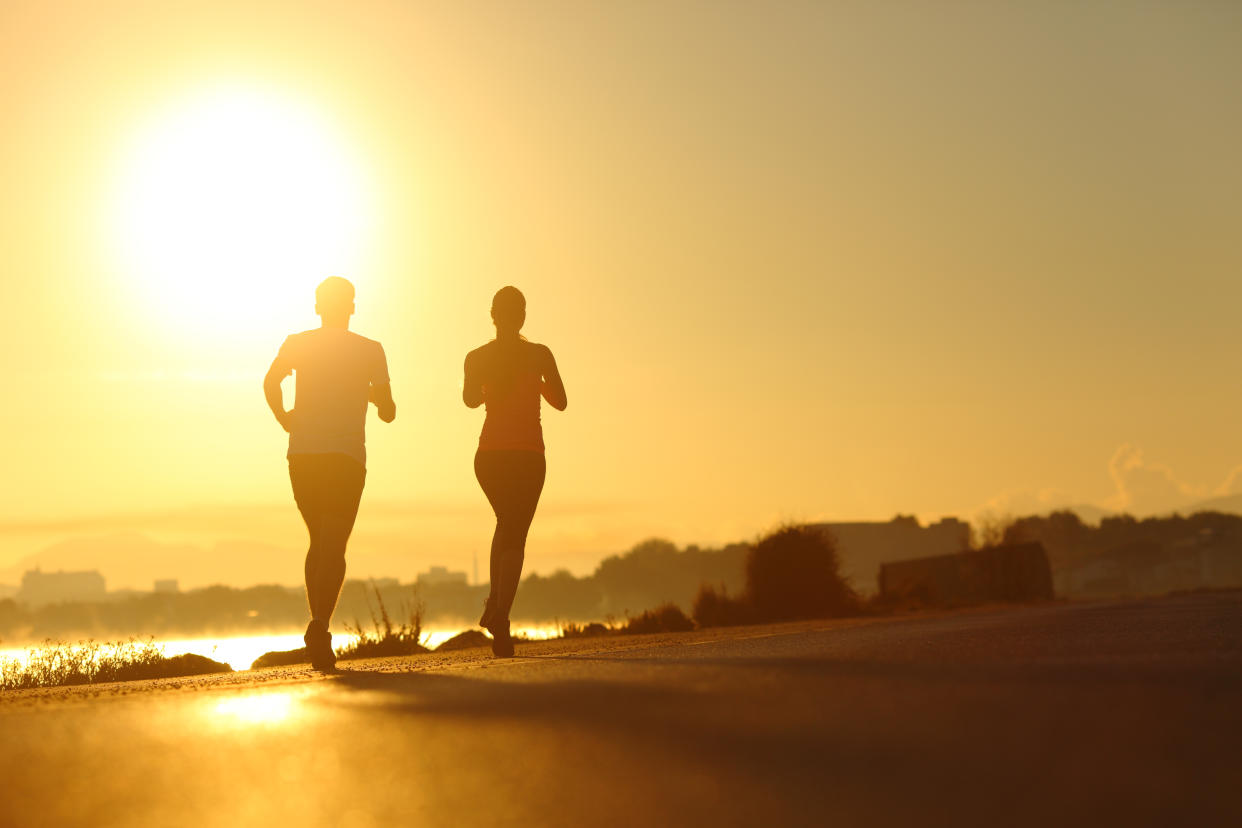 Si utilizas el protector solar adecuado, es posible disfrutar de las actividades al aire libre sin arrepentirse. / Imagen: Getty Images