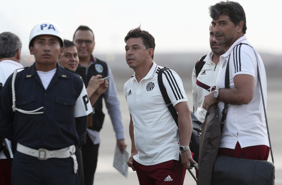 El técnico de River Plate Marcelo Gallardo (centro) al llegar a Lima, Perú, el miércoles 20 de noviembre de 2019. El club argentino enfrentará a Flamengo de Brasil en la final de la Copa Libertadores, el sábado. (AP Foto/Martín Mejía)